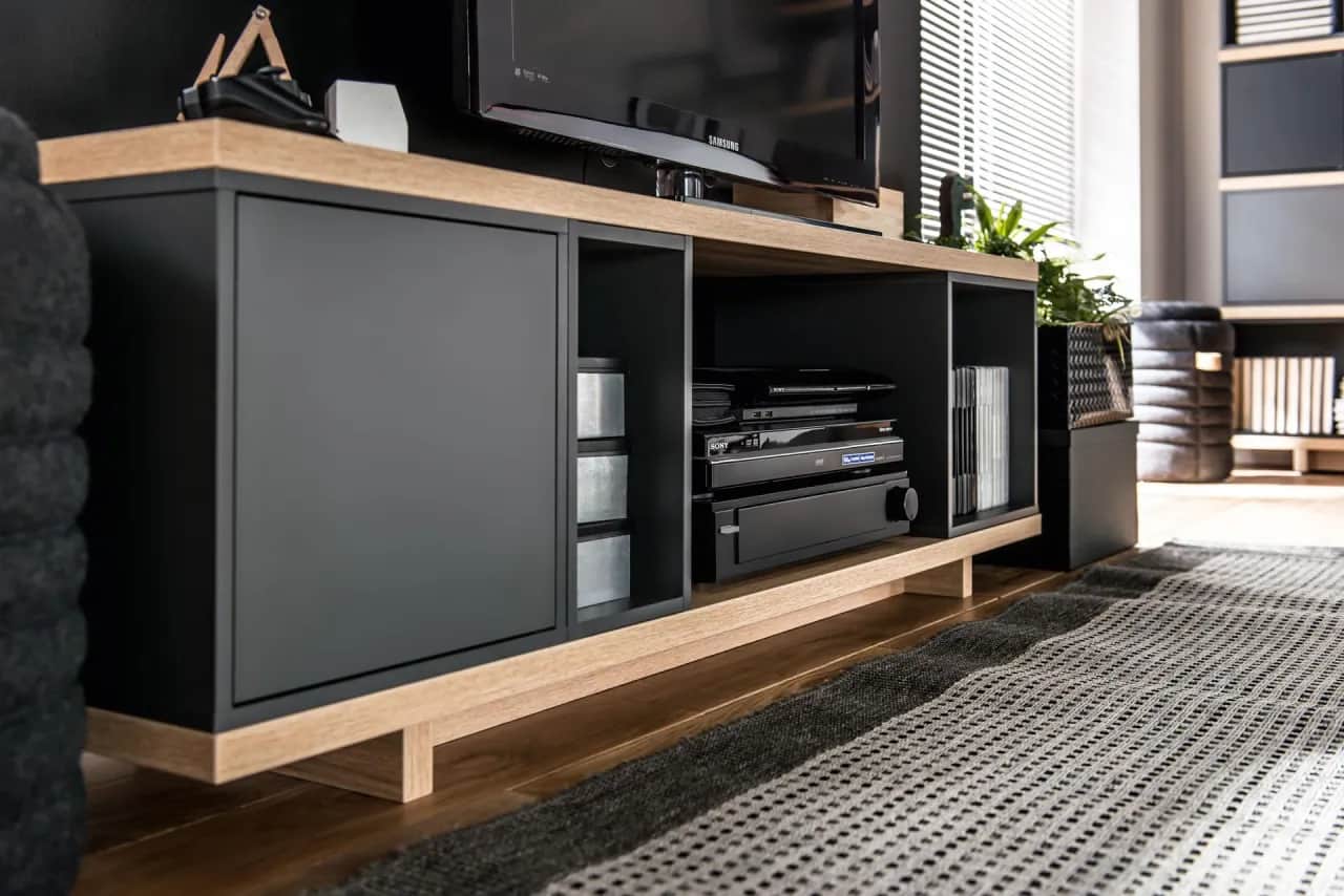 Jak ukryć kable przy podłodze i zyskać estetykę w mieszkaniu