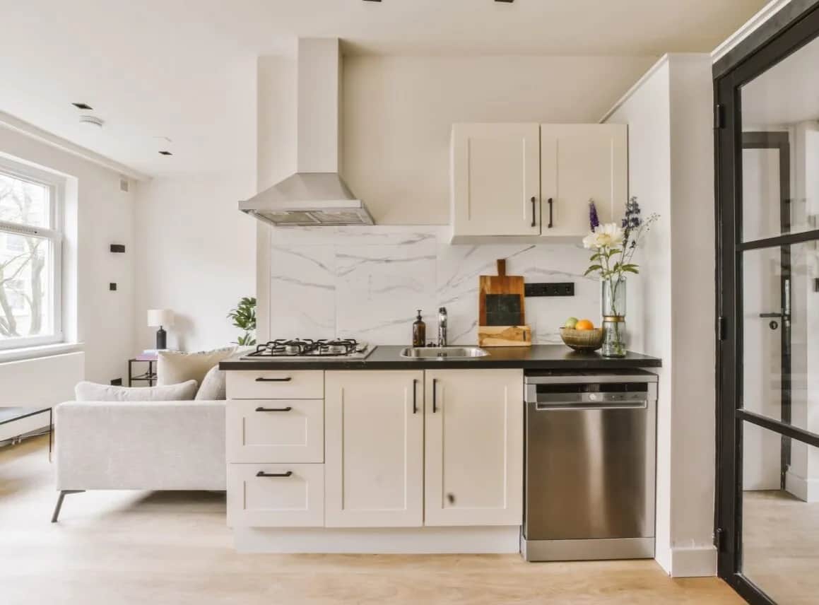 Jak zorganizować szafki kuchenne, by uniknąć chaosu i zyskać przestrzeń