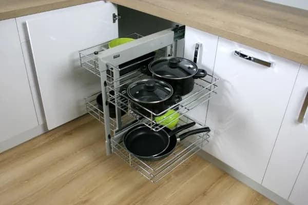 Jak przechowywać pokrywki w szafce, by zyskać więcej miejsca?