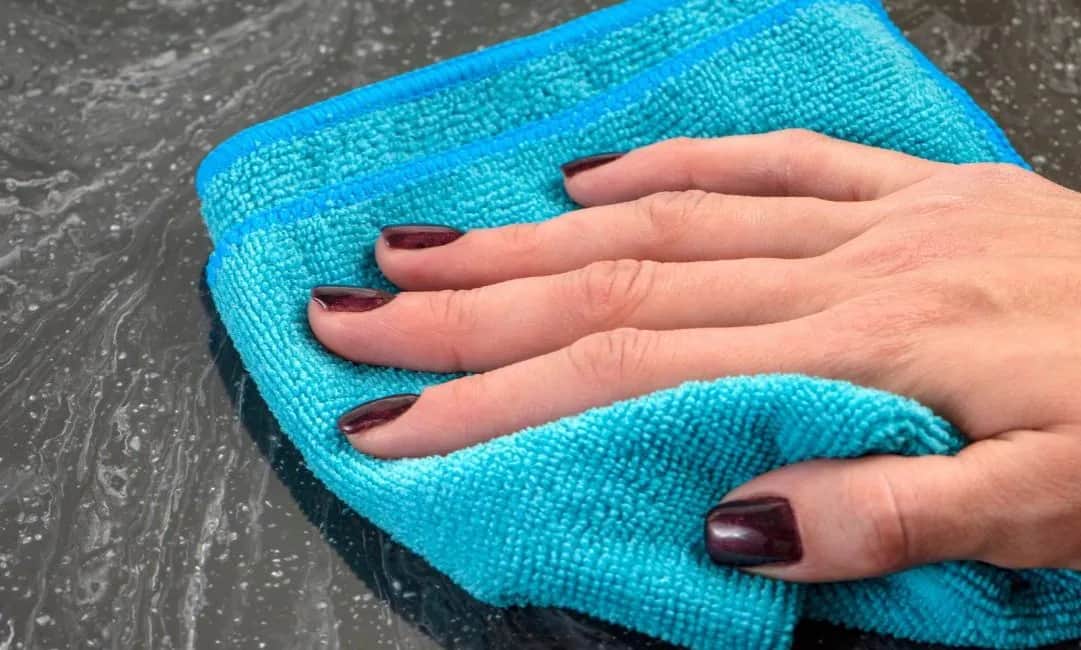 Jak zabezpieczyć blat kuchenny przed wodą i uniknąć jego zniszczenia