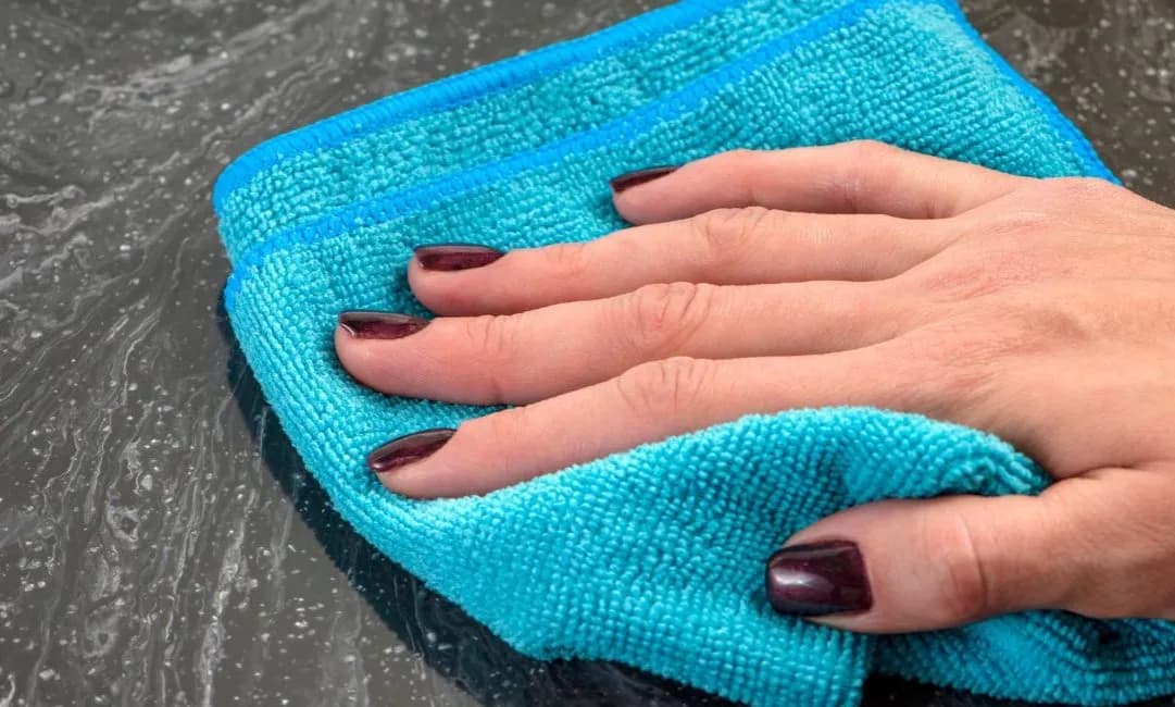 Jak zabezpieczyć blat kuchenny przed wodą i uniknąć jego zniszczenia