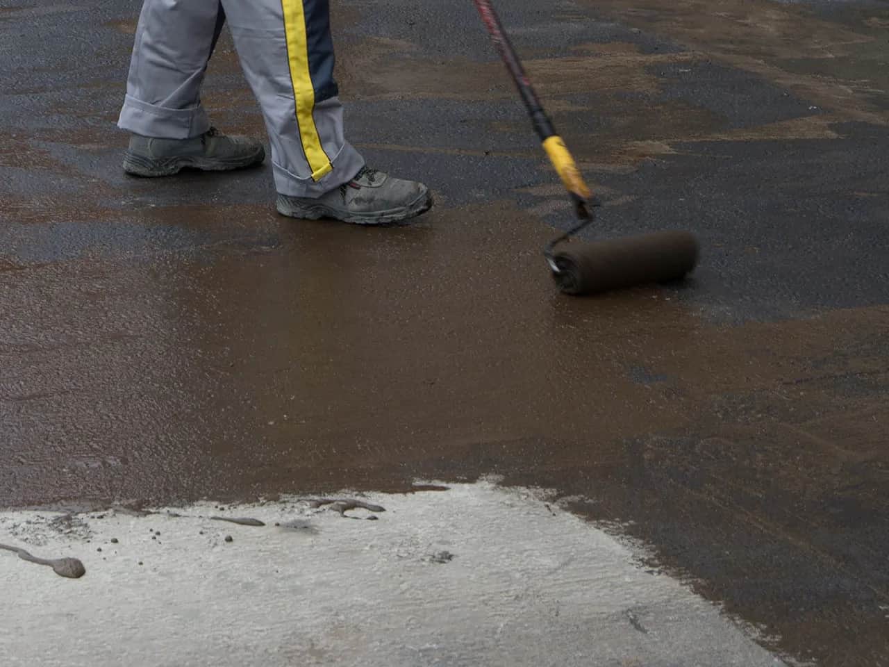Czym pomalować posadzkę betonową w piwnicy, by uniknąć wilgoci?