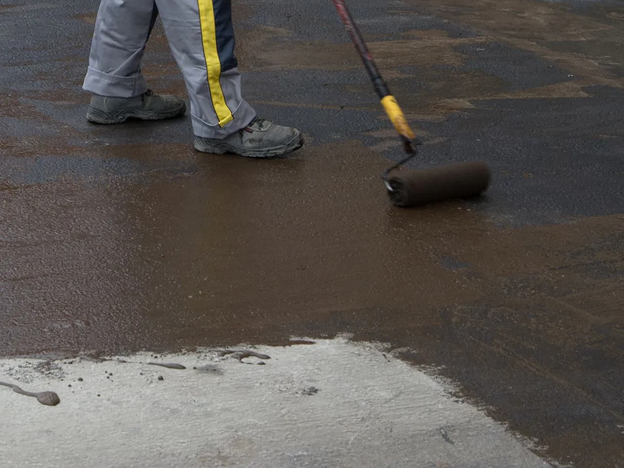 Czym pomalować posadzkę betonową w piwnicy, by uniknąć wilgoci?