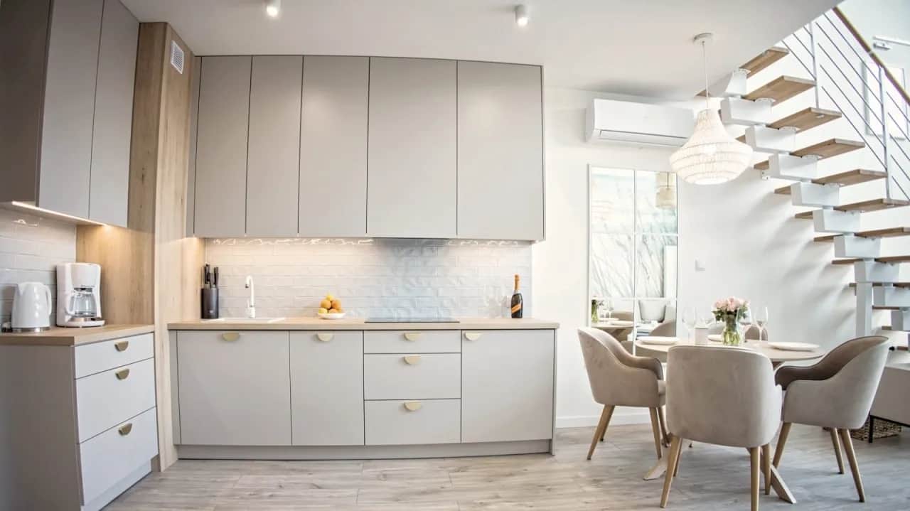 Jakie uchwyty do szafek wybrać, aby uniknąć błędów w aranżacji?