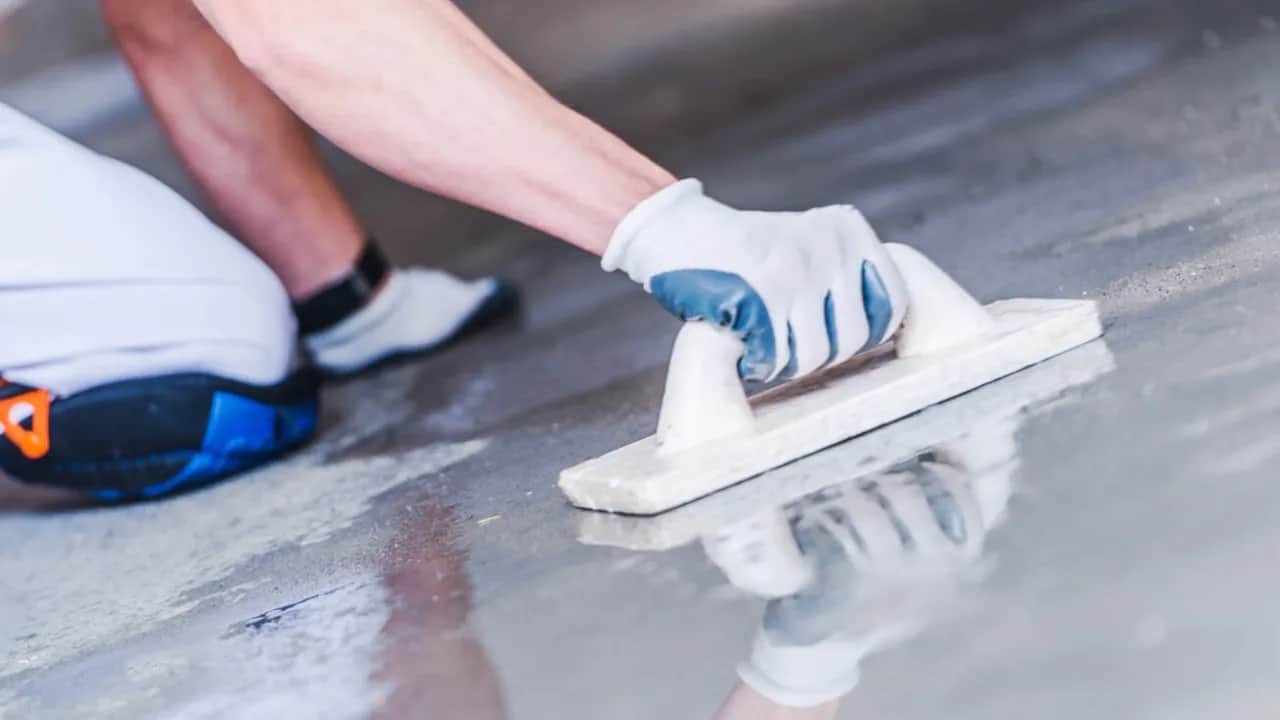 Jaki cement na posadzkę w garażu? Wybierz najlepszy beton i uniknij problemów