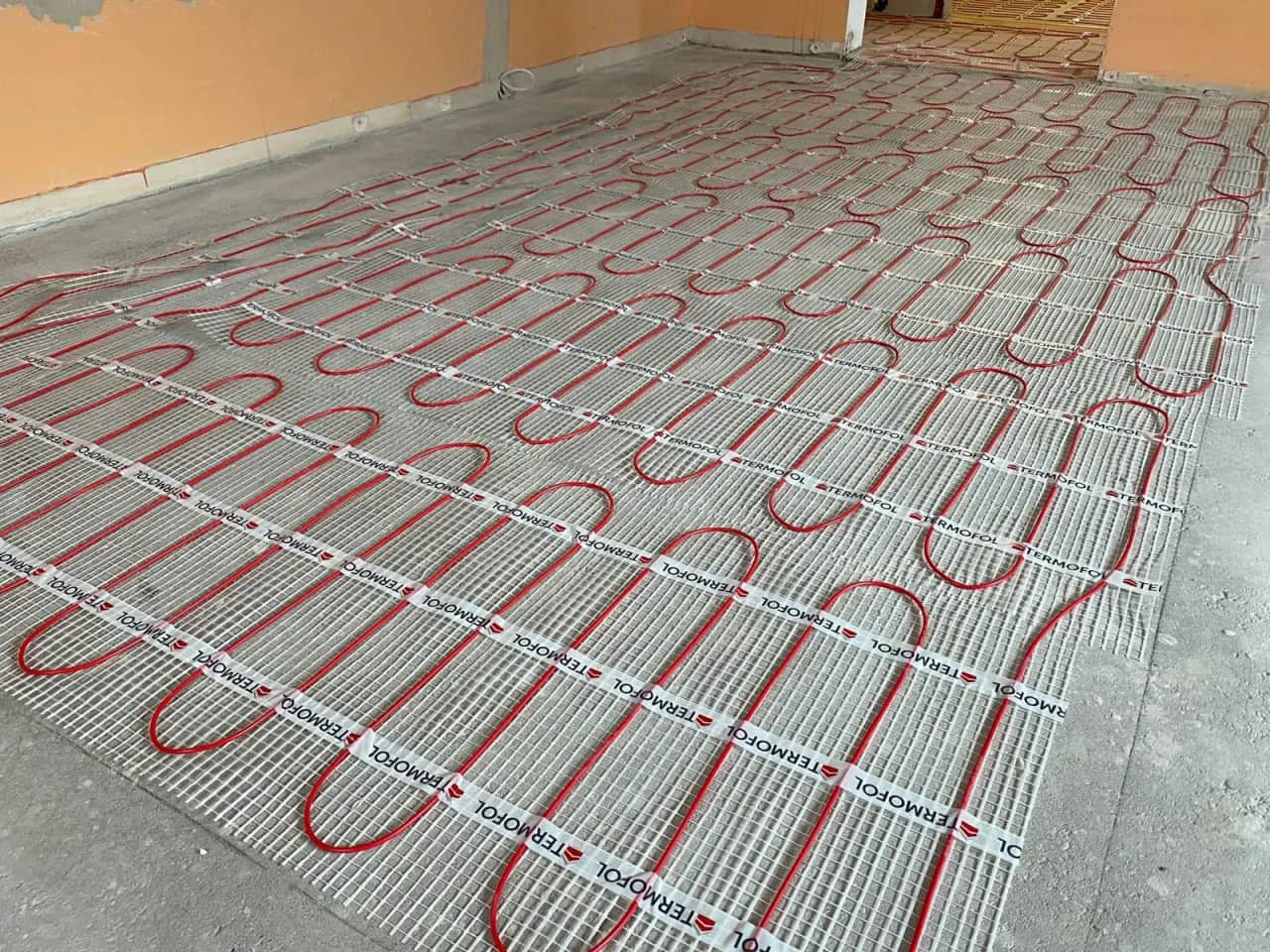 Ile posadzki na ogrzewanie podłogowe? Uniknij błędów w grubości wylewki!