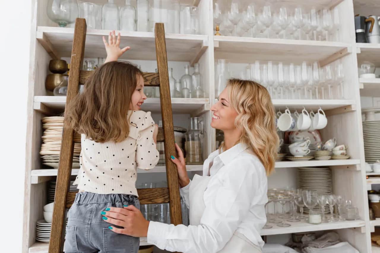 Jak zabudować przestrzeń nad szafkami kuchennymi, by zyskać więcej miejsca?