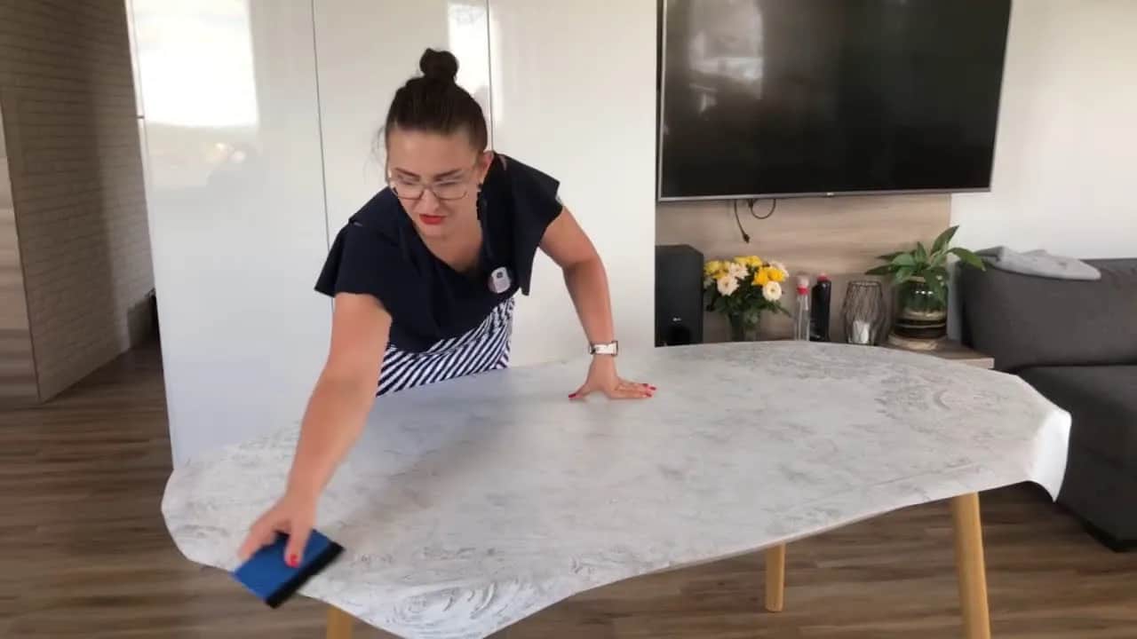 Jak okleić okrągły stół - proste sposoby na nowy wygląd mebla