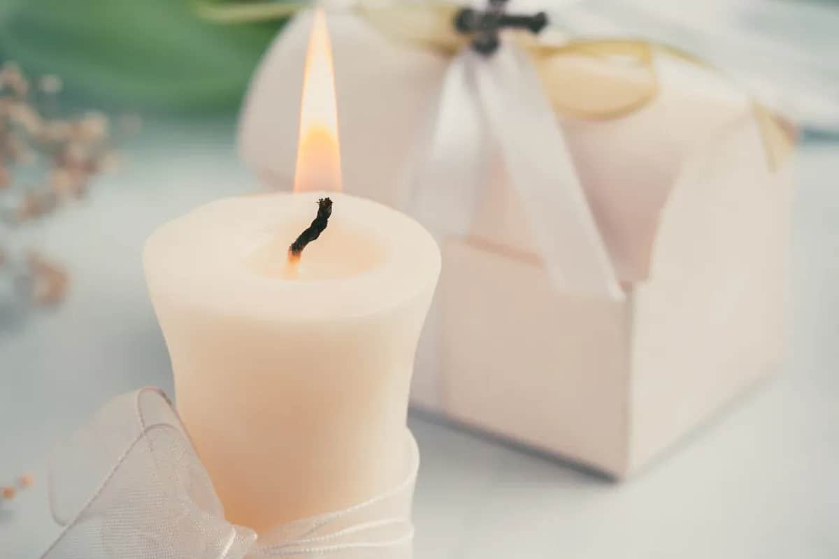 Jak ozdobić stół na komunię: eleganckie pomysły, które zachwycą gości