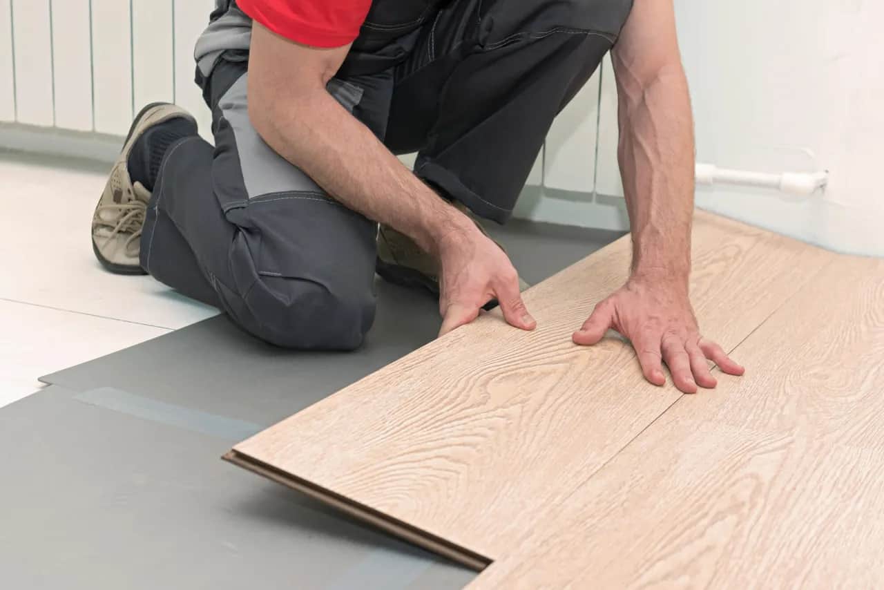 Ile kosztuje montaż paneli podłogowych? Sprawdź ceny i porady
