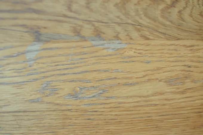 Czym pomalować blat stołu, aby uniknąć uszkodzeń i zadrapań?