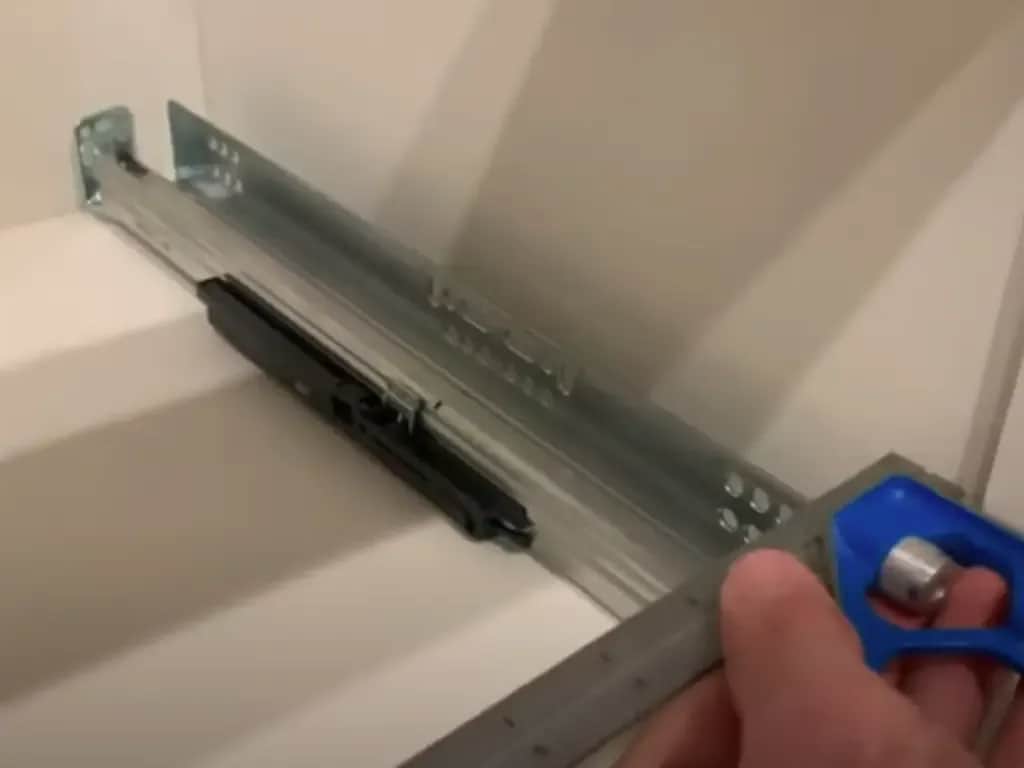 Jak zamontować szuflady w szafce - uniknij najczęstszych błędów