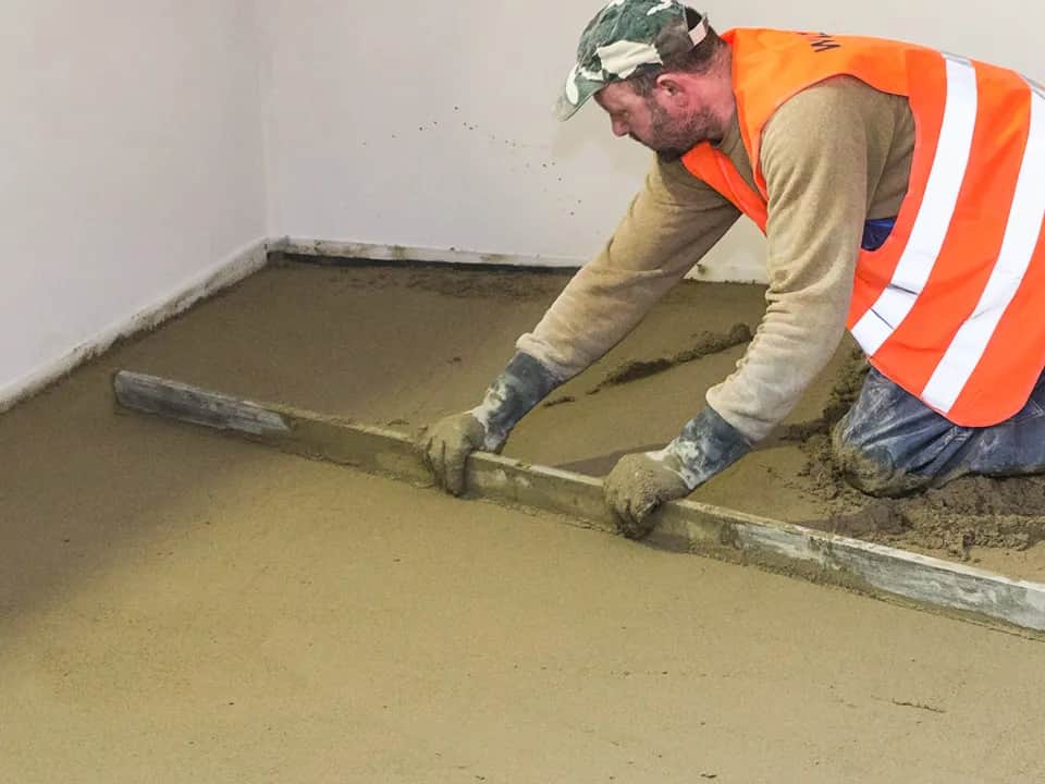 Jak skutecznie wyrównać posadzkę w garażu - sprawdzone metody i porady