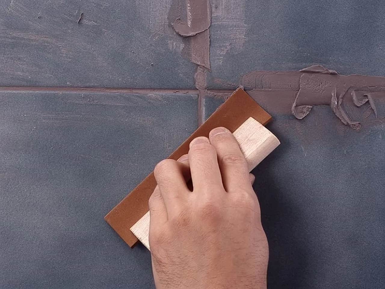 Jaką fugę wybrać do szarych płytek na podłodze, aby uniknąć błędów?