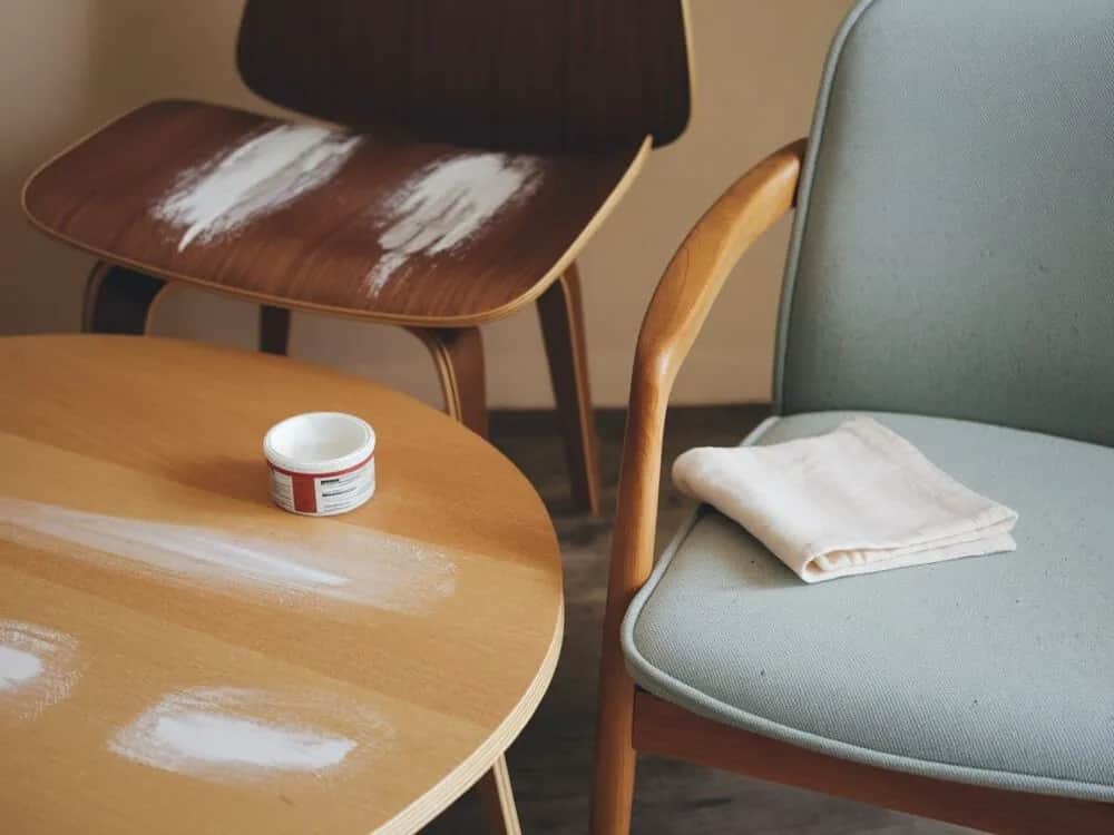 Jak usunąć plamy ze stołu drewnianego - skuteczne metody na trudne zabrudzenia