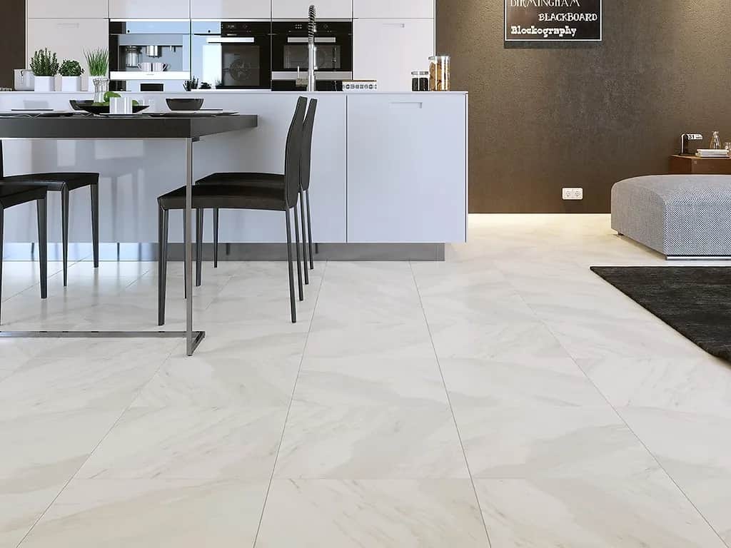 Jaka podłoga do białej kuchni z drewnianym blatem, by uniknąć błędów?