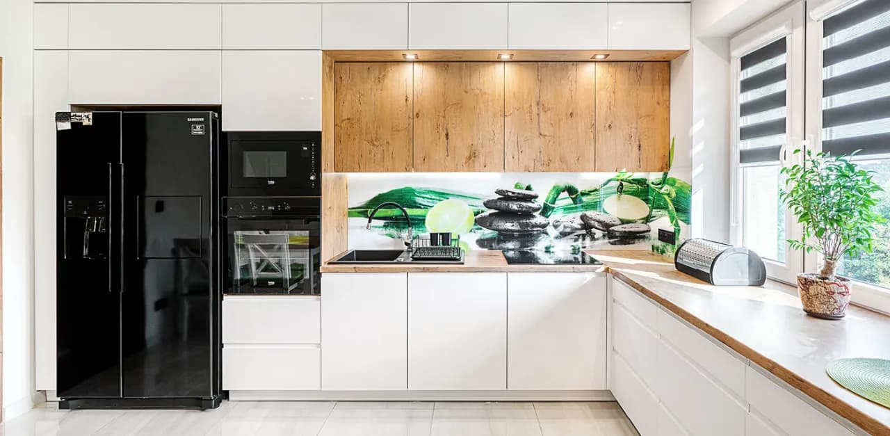 Co zamiast płytek między szafkami w kuchni? Odkryj praktyczne alternatywy