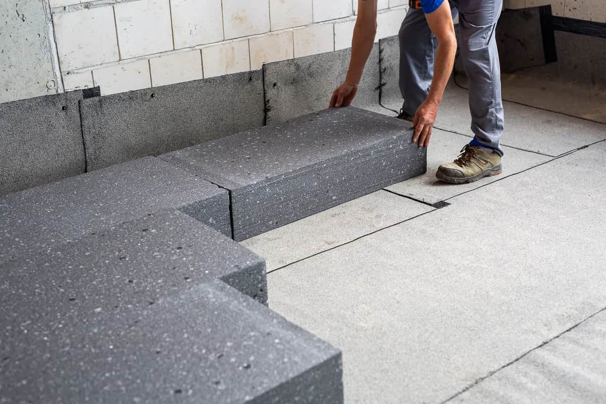 Czym wypełnić szczeliny w styropianie na podłodze, aby uniknąć strat ciepła?