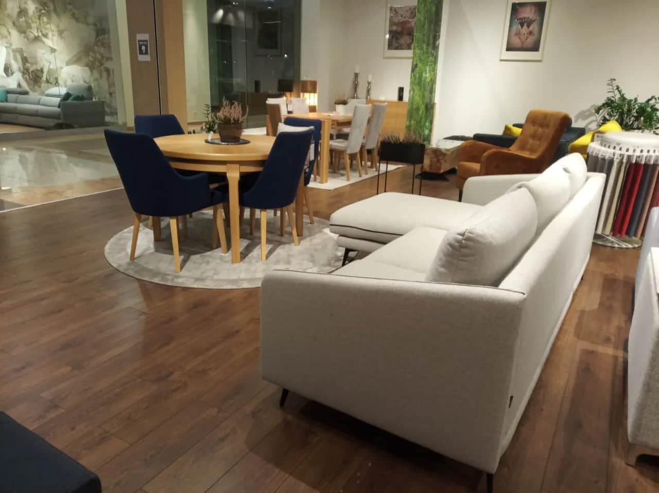 Stół okrągły 180 cm na ile osób? Sprawdź, ile naprawdę zmieści