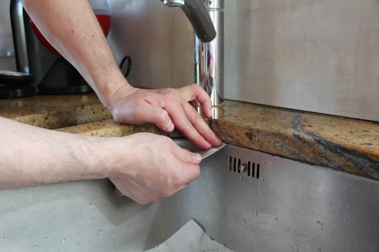 Jak usunąć silikon z blatu bez ryzyka uszkodzenia powierzchni