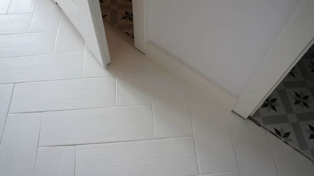 Jak pomalować kafelki na podłodze: uniknij najczęstszych błędów