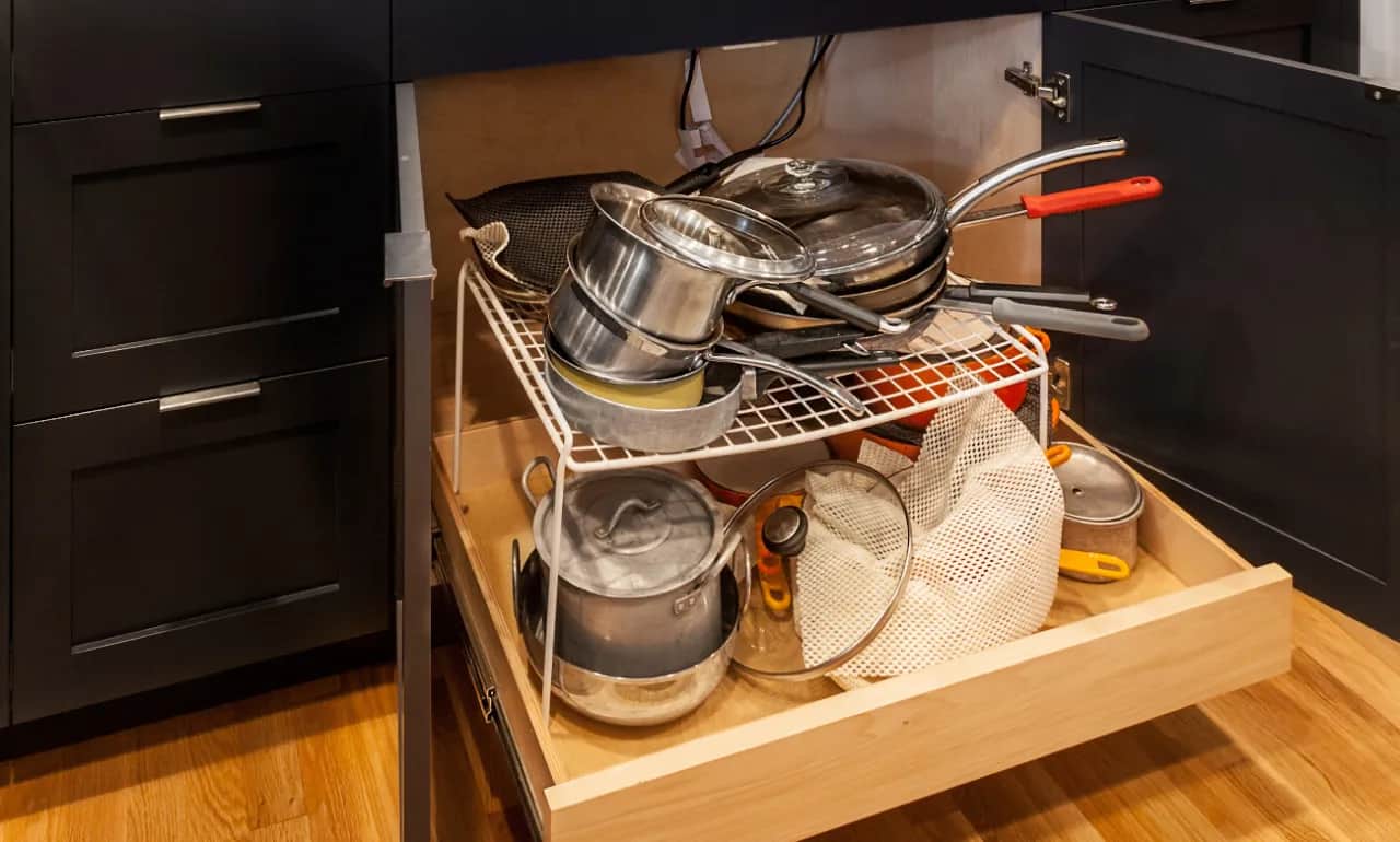 Jak układać pokrywki w szafce, aby zyskać więcej miejsca i porządku