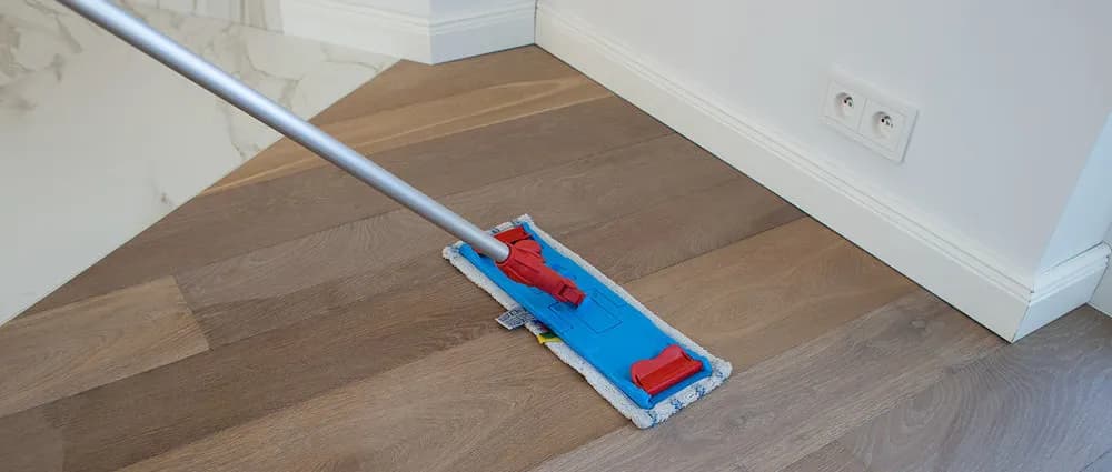 Jak myć podłogę bez smug: 7 skutecznych sposobów na idealny efekt