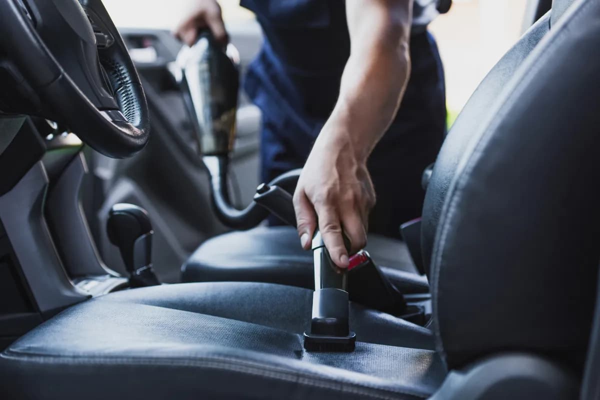 Jak wyczyścić podłogę w samochodzie i uniknąć nieprzyjemnych zapachów