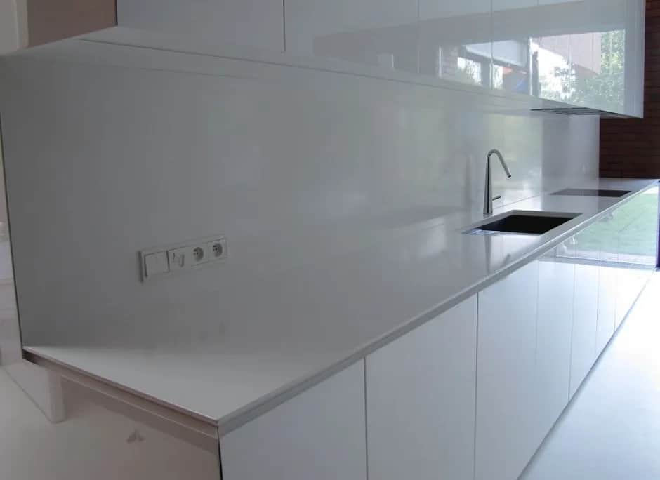 Ile ma wystawać blat kuchenny, by uniknąć problemów z użytkowaniem?