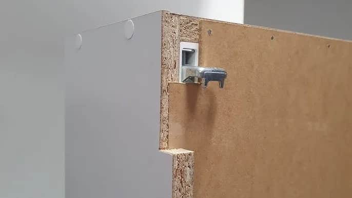 Jak wyregulować szafki kuchenne wiszące i uniknąć krzywizn