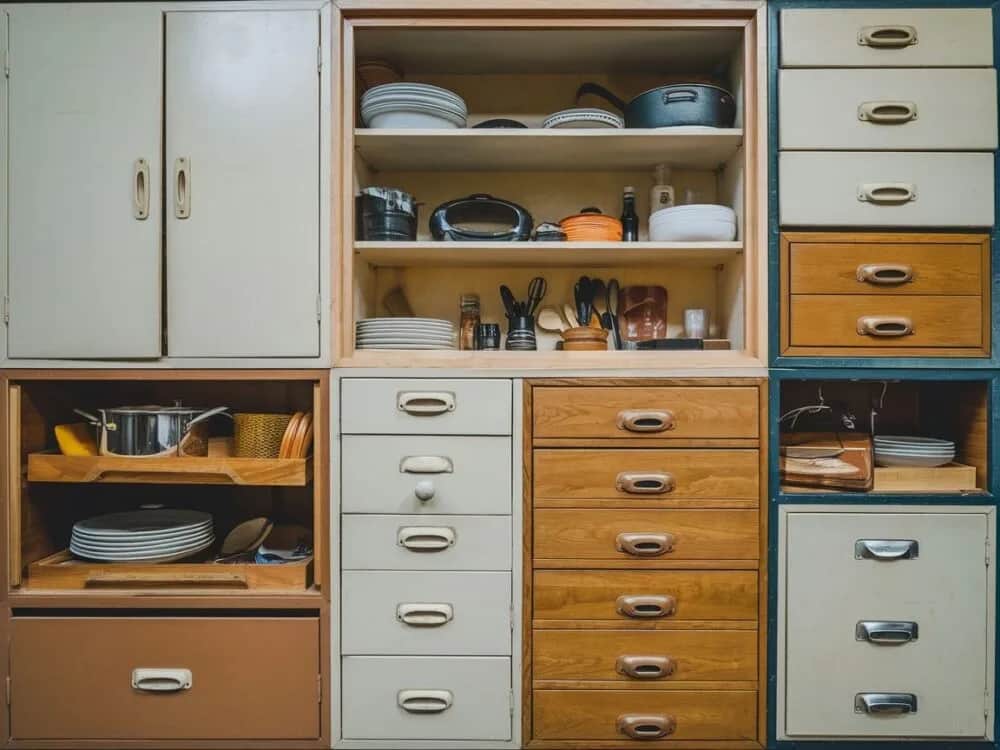 Jak obliczyć drzwi do szafki narożnej, by uniknąć błędów pomiarowych